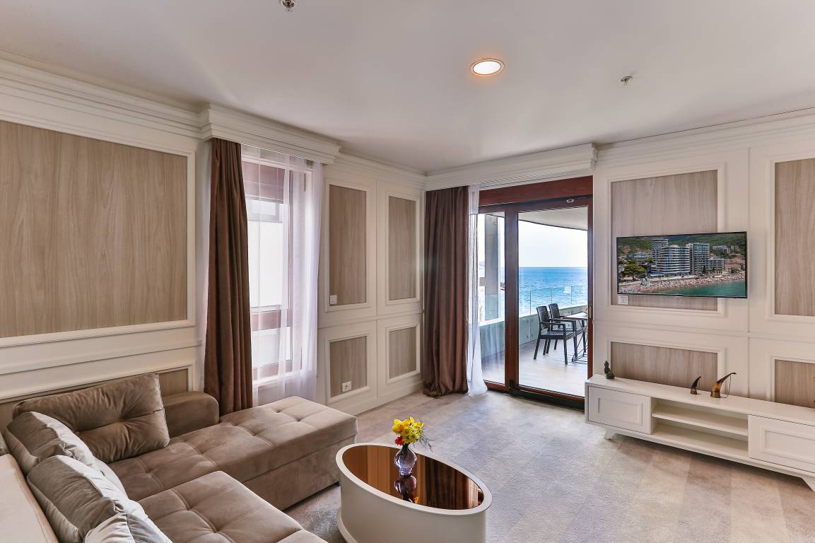 QUEEN SUITE WITH SEA VIEW