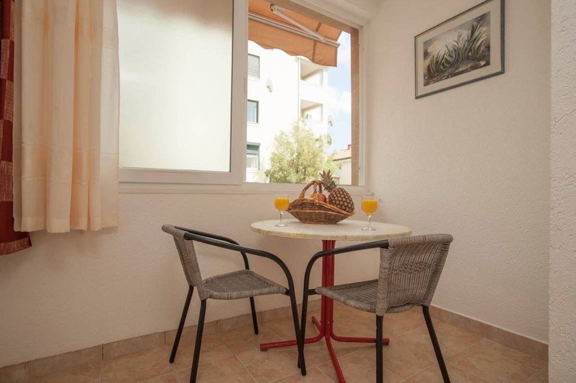 ONE BEDROOM APARTMENT GROUND FLOOR WITH FRENCH BALCONY