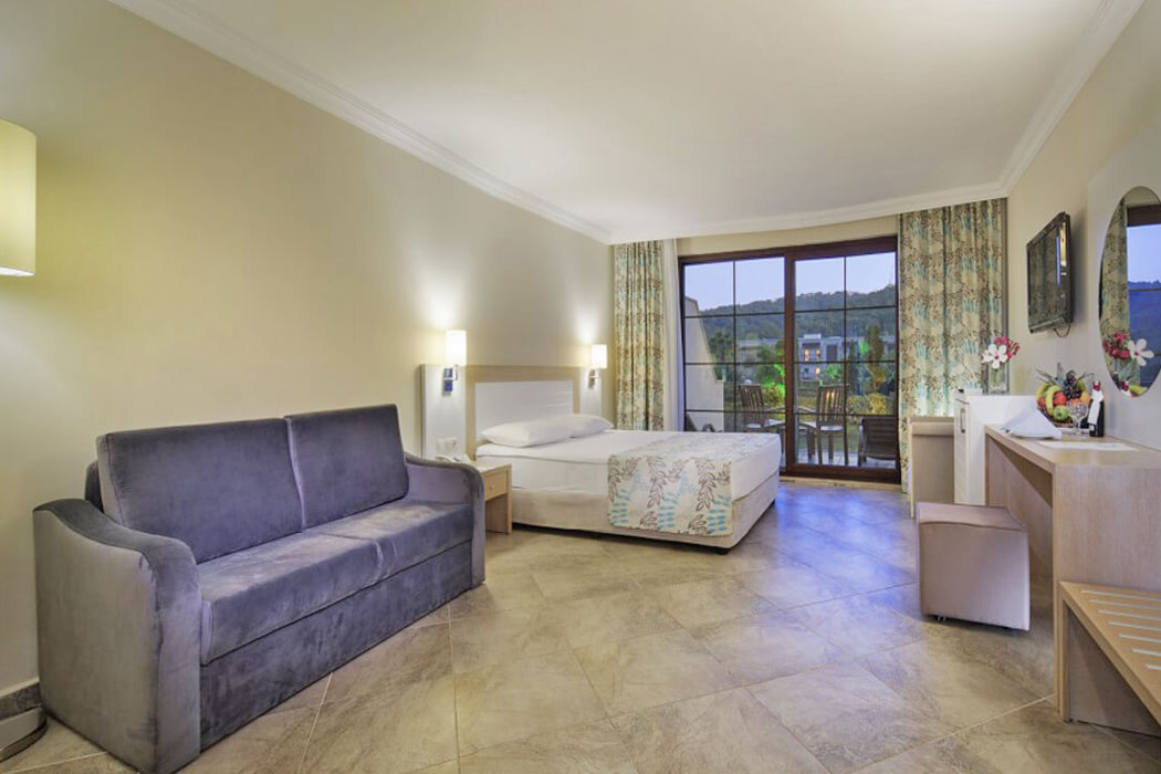 Hotel Crystal Green Bay Resort & Spa - big standard room land view