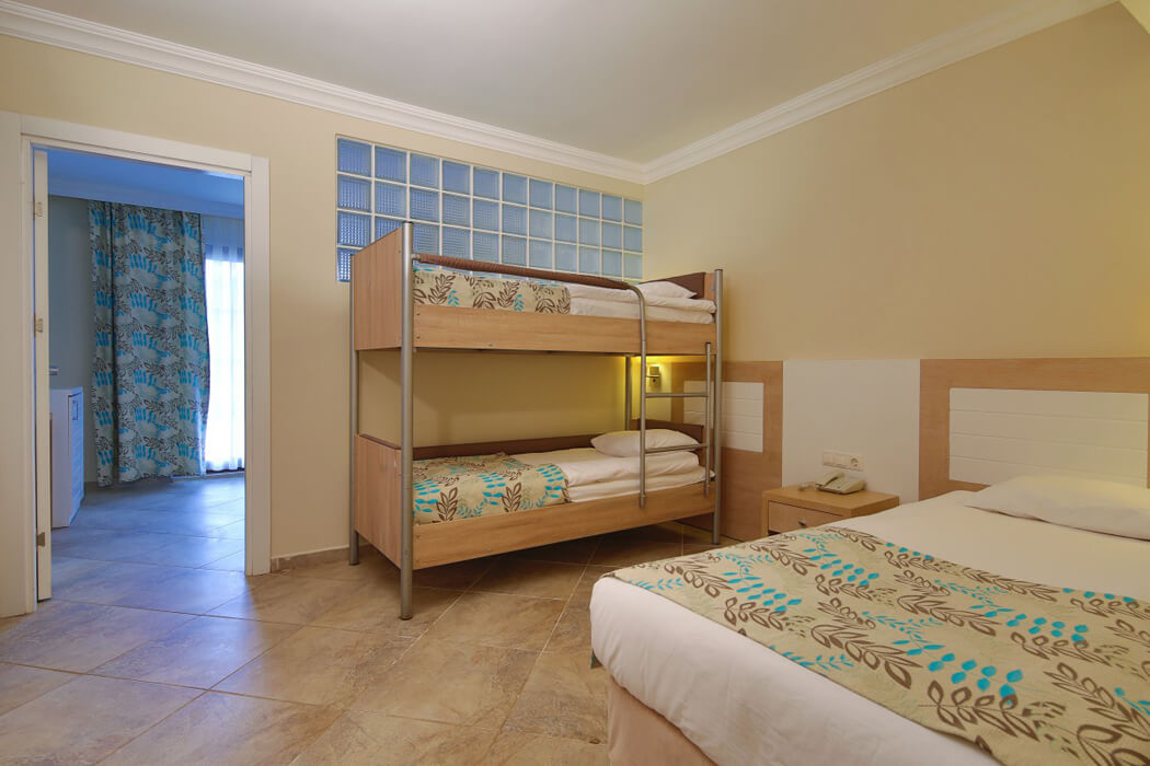 Hotel Crystal Green Bay Resort & Spa - family room land view with bunkbed