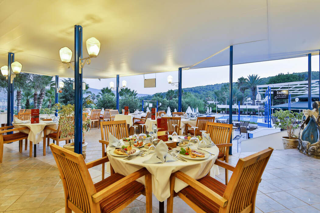 Hotel Crystal Green Bay Resort & Spa - stoliki