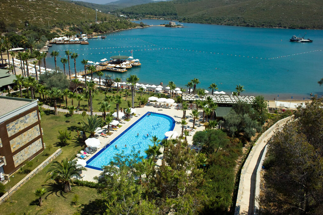 Hotel Crystal Green Bay Resort & Spa - widok na basen i morze