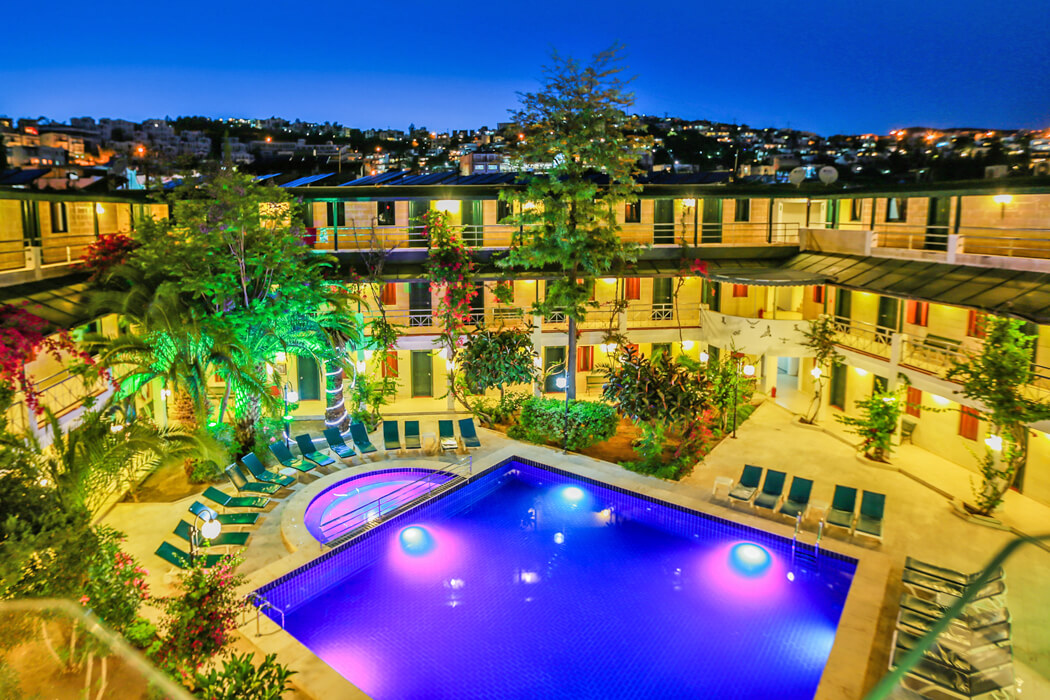 Hotel Bleu Nuit - podświetlony basen