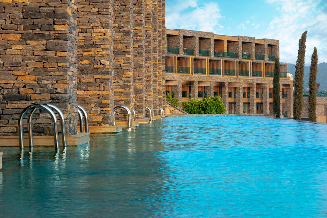 Lujo Hotel Bodrum - basen przy pokojach laguna swim up
