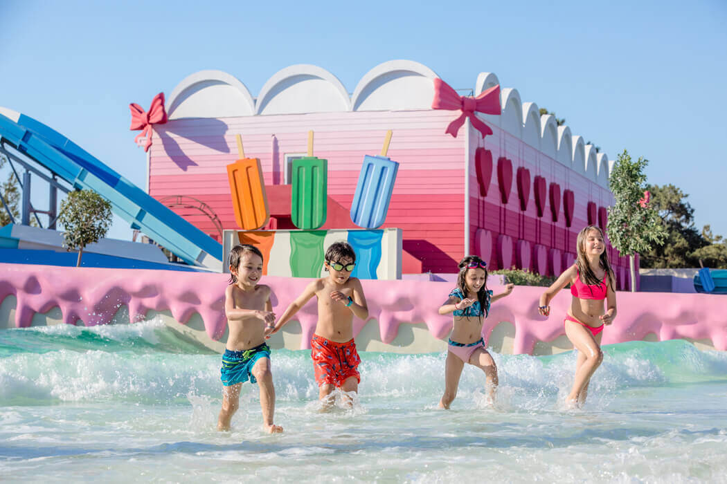 Vogue Hotel Supreme Bodrum - dzieci bawią się w basenie
