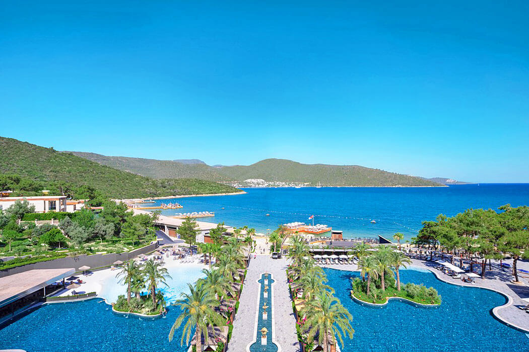 Vogue Hotel Supreme Bodrum - widok z góry na basen i na morze