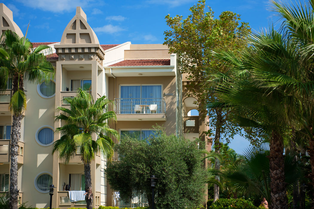 Hotel Kamelya Aishen K Club - budynek wśród palm