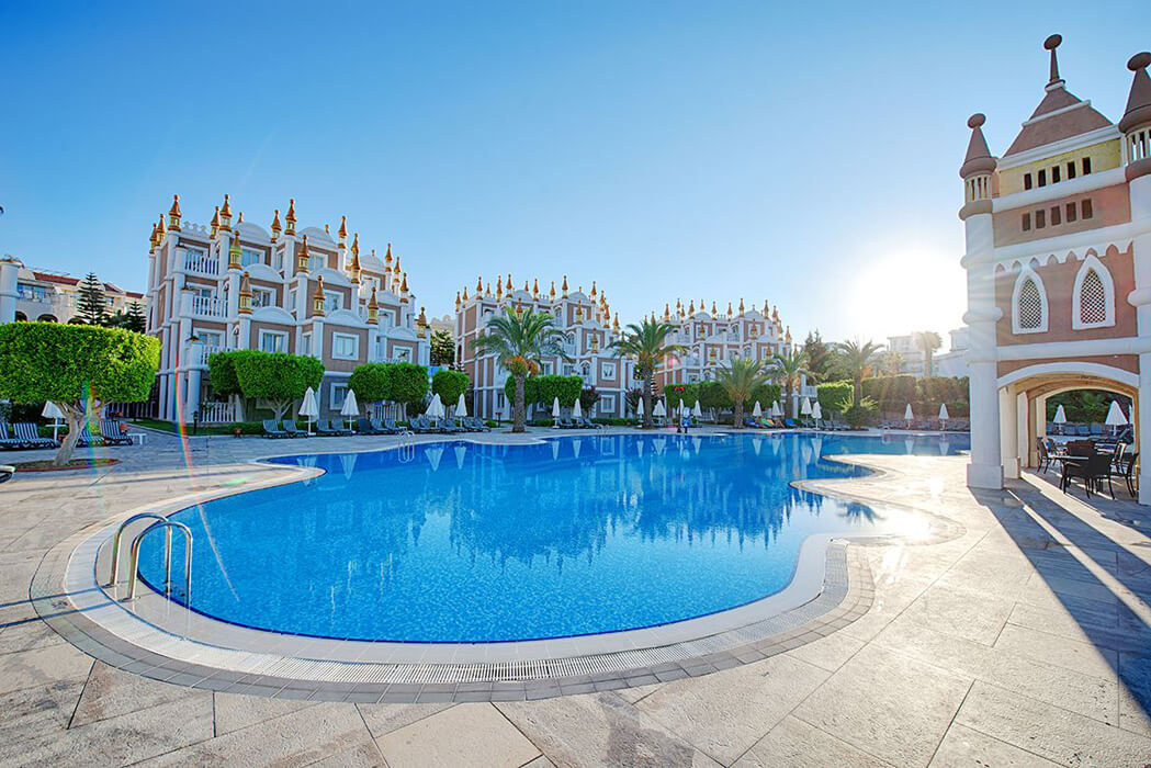 Kamelya Fulya Hotel - basen w świetle słońca na terenie Kamelya Collection