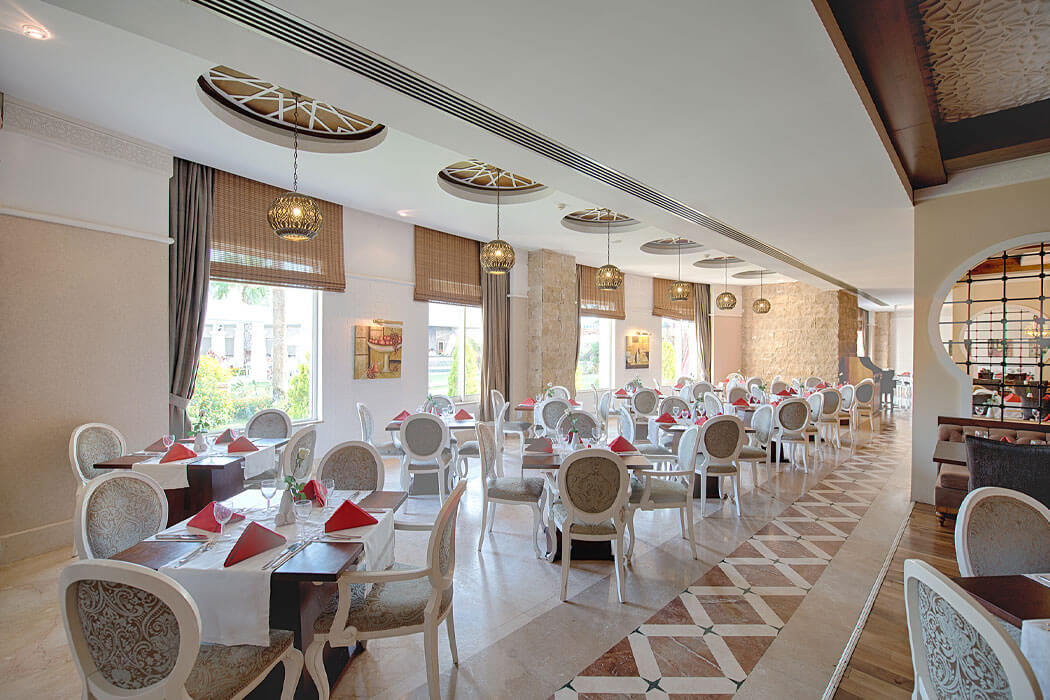 Kamelya Fulya Hotel - stoliki w restauracji