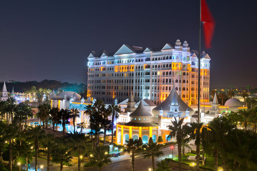 Kamelya Fulya Hotel - teren hotelu nocą