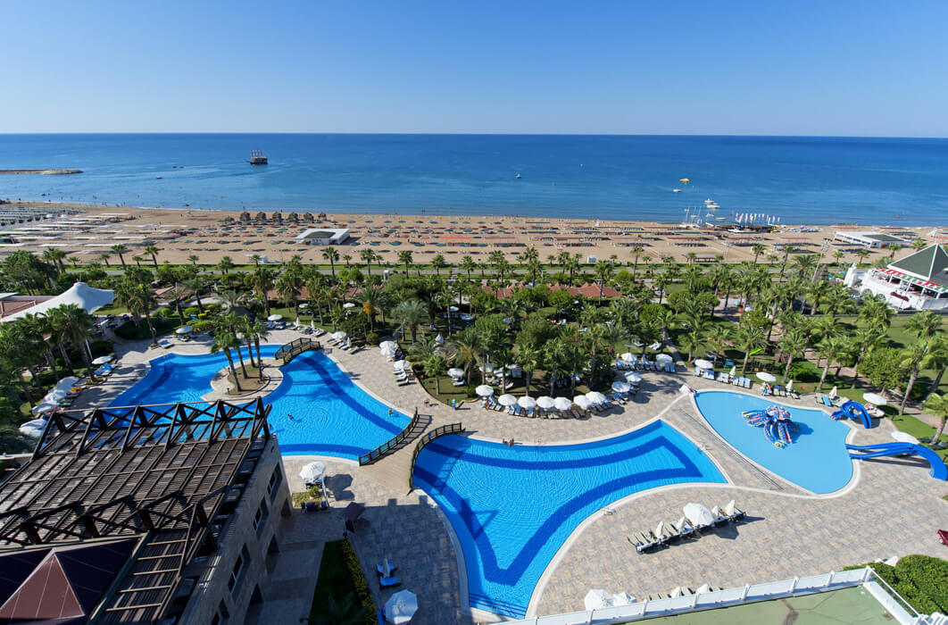 Kamelya Fulya Hotel - widok na baseny i morze przy hotelu Kamelya Selin