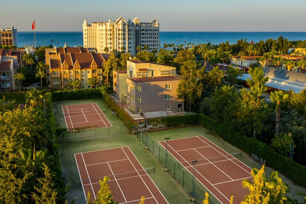 Kamelya Fulya Hotel - widok z góry na korty tenisowe