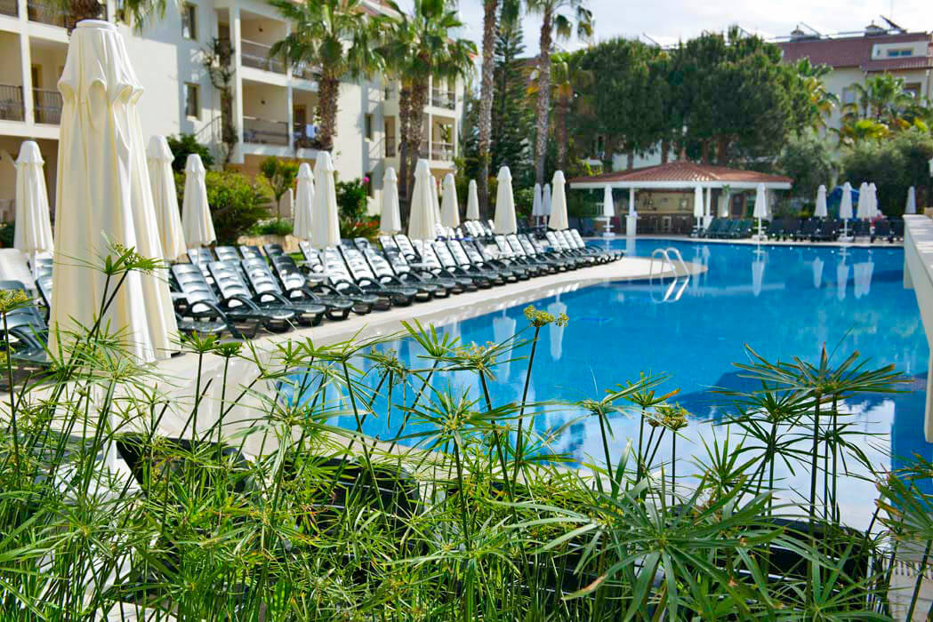 Kentia Apart Hotel - leżaki przy basenie