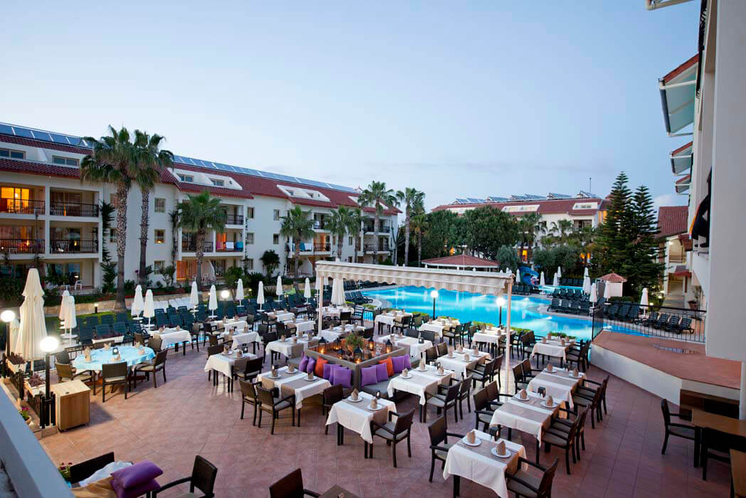 Kentia Apart Hotel - restauracja przy basenie