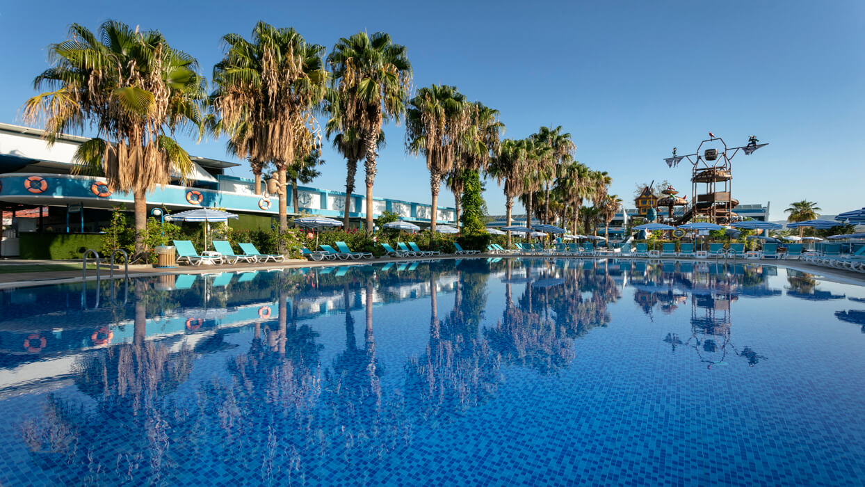 Hotel Otium Family Club Marine Beach - palmy przy basenie