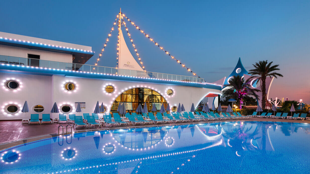 Hotel Otium Family Club Marine Beach - podświetlony basen i budynek