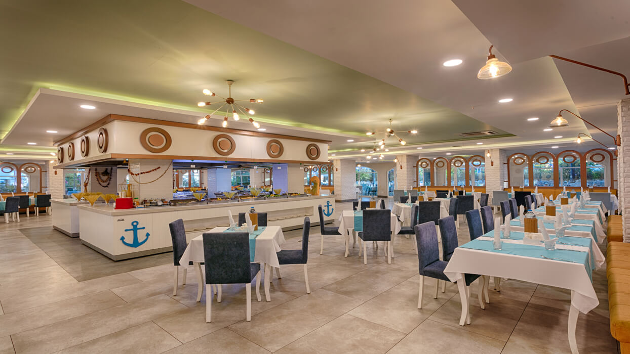 Hotel Otium Family Club Marine Beach - widok na bufet i stoliki