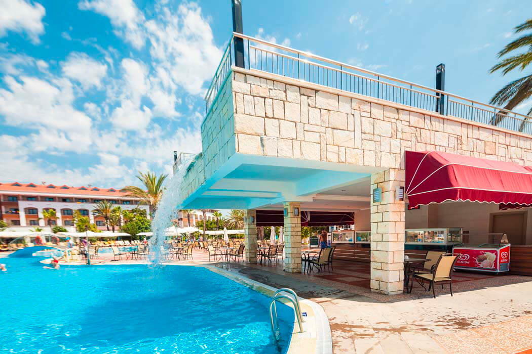 Club Hotel Turan Prince World - przekąski przy basenie