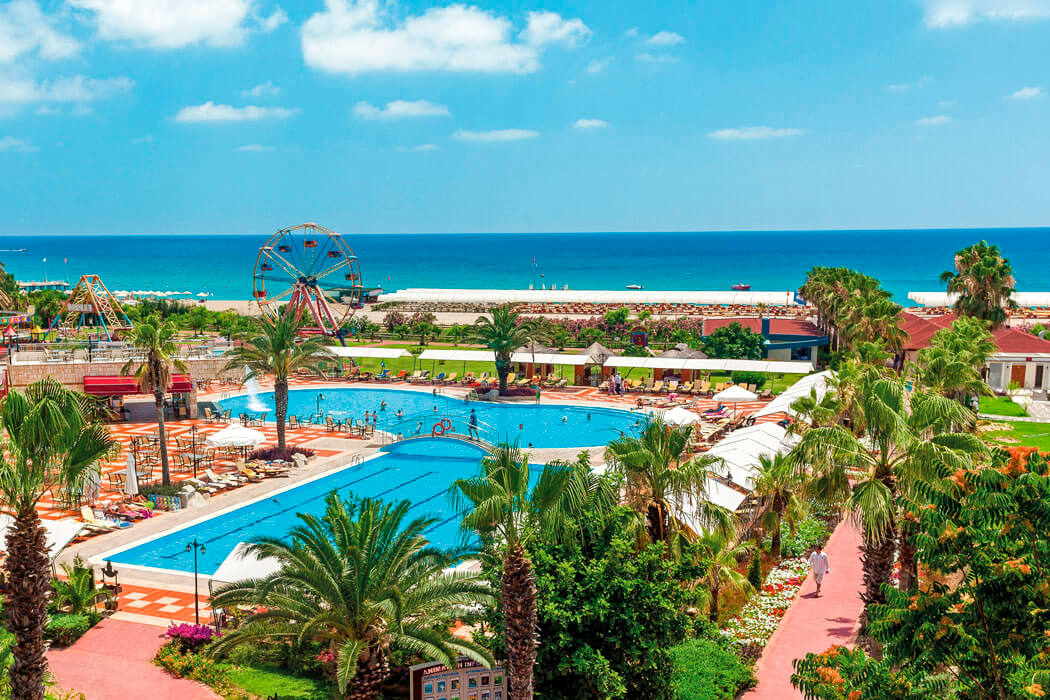 Club Hotel Turan Prince World - widok na basen i plażę