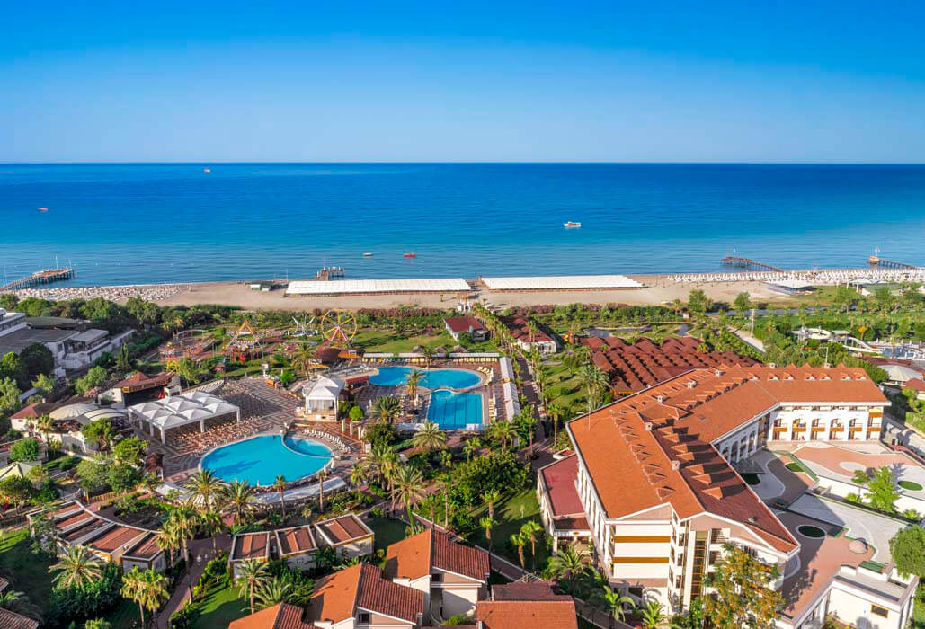 Club Hotel Turan Prince World - widok na baseny i plażę