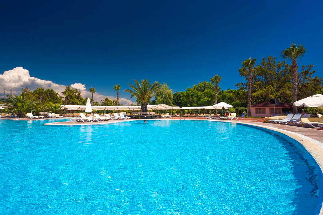 Club Hotel Turan Prince World - basen z leżakami