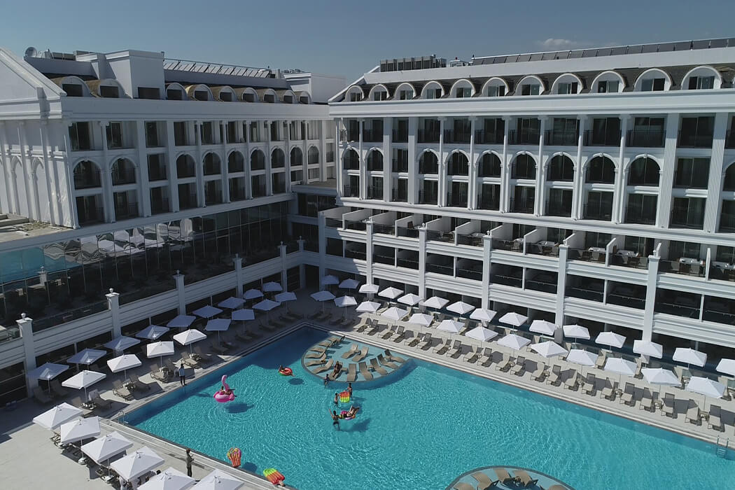 Sunthalia Hotels & Resort - widok na basen i hotel