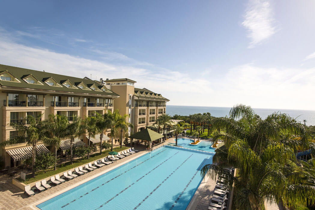 Hotel Alva Donna Beach Resort Comfort - widok na basen i na morze