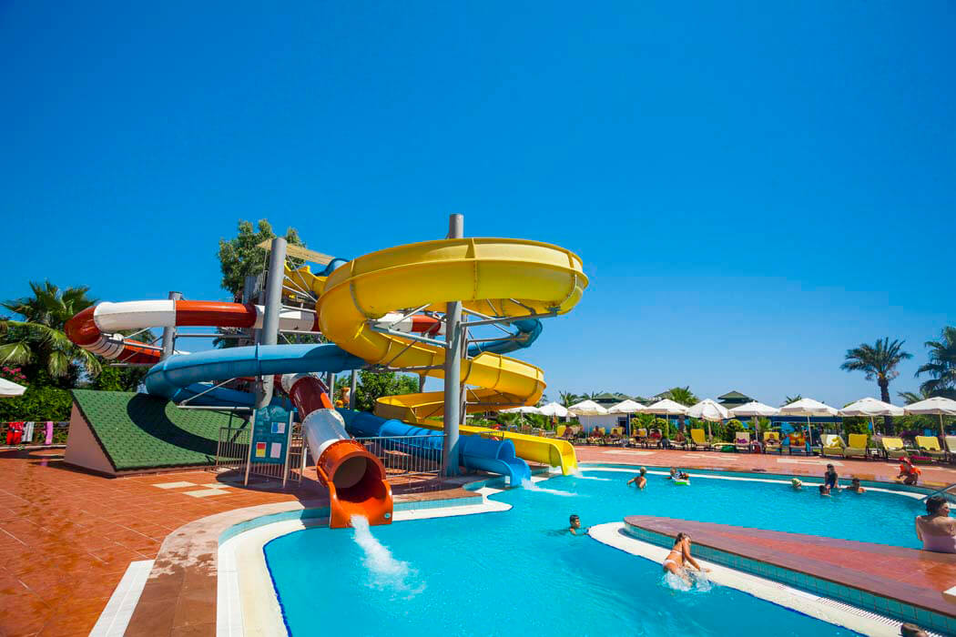 Hotel Turan Prince - kolorowe zjezdzalnie przy basenie