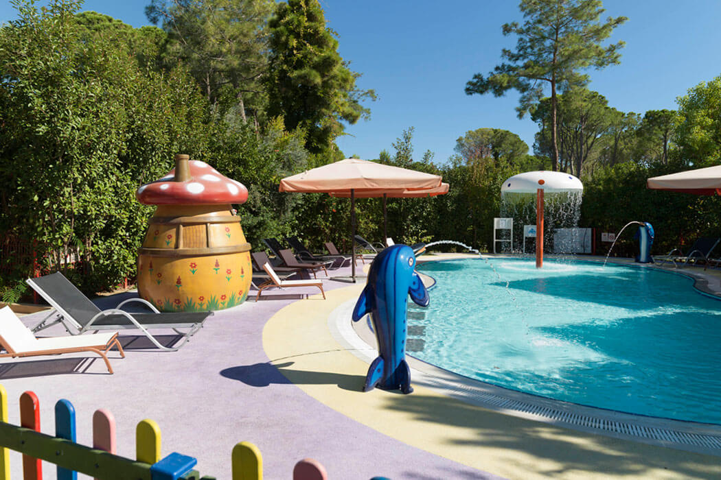 Hotel Ali Bey Resort - natrysk typu grzybek na basenie