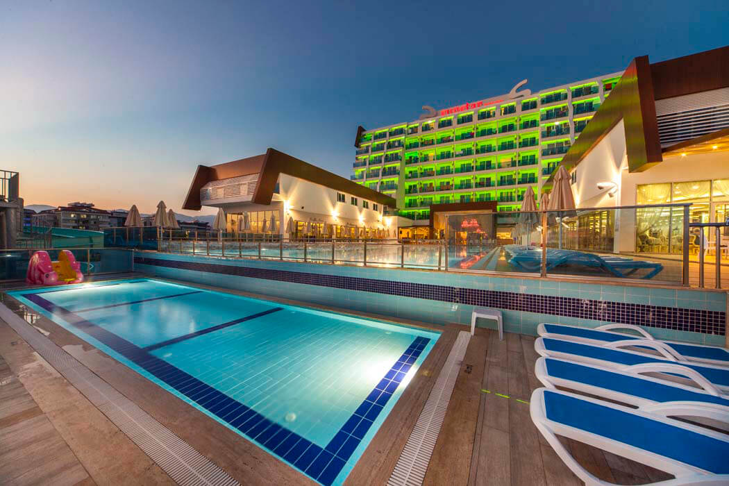 Hotel Sun Star Resort - podświetlony basen