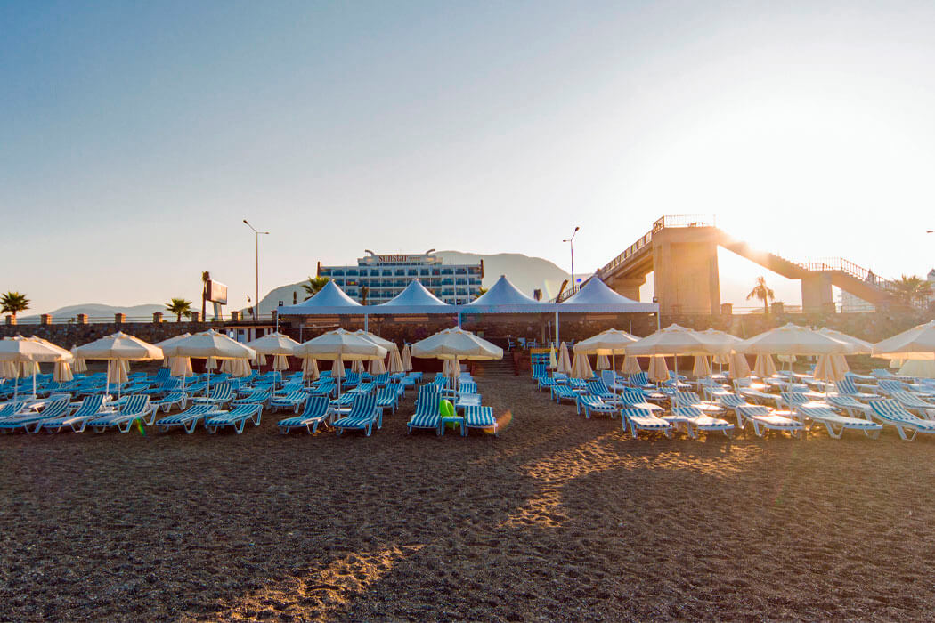 Hotel Sun Star Resort - parasole i leżaki na plaży