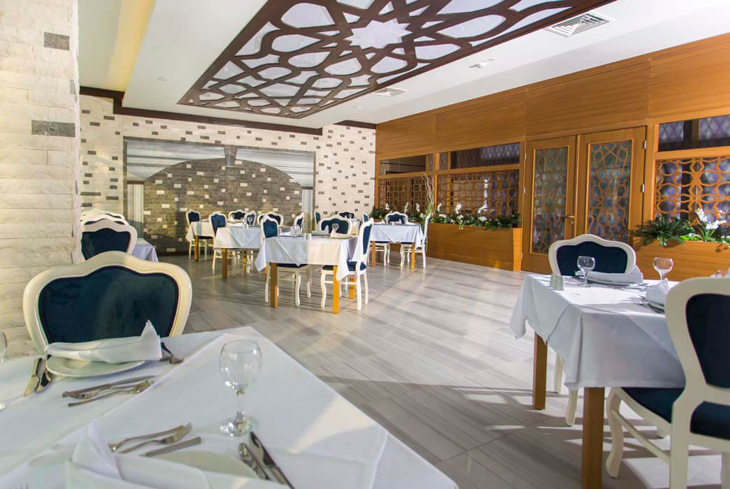 Hotel Sun Star Resort - nakryte stoły w restauracji