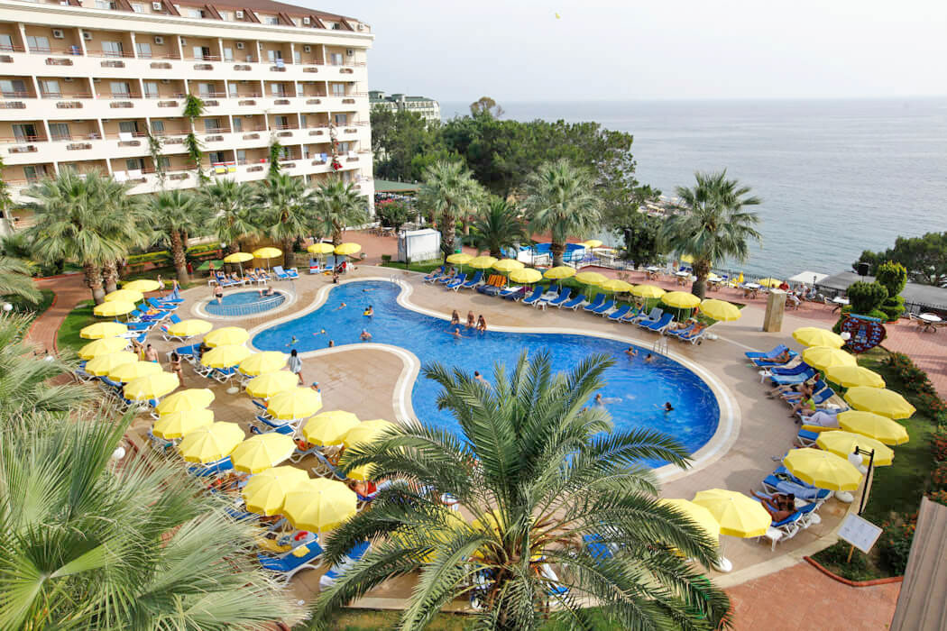 Hotel Aska Bayview Resort - widok na basen i morze