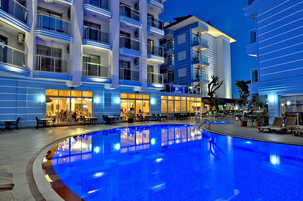 Sultan Sipahi Resort Hotel - podświetlony basen