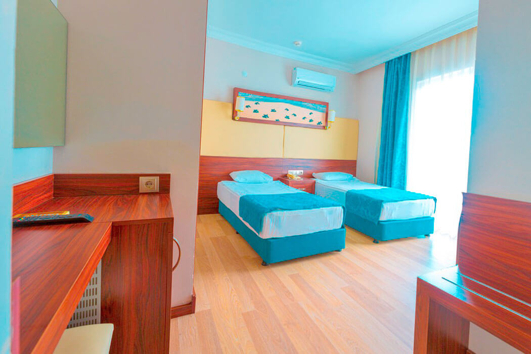 Caretta Beach Hotel - dwa łóżka w pokoju standardowym w budynku anex
