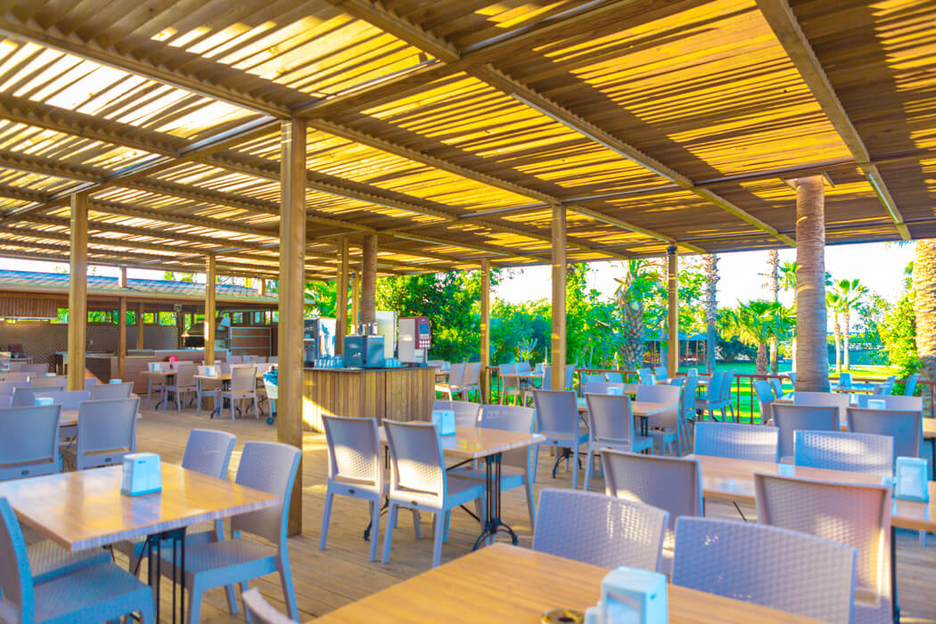 Caretta Beach Hotel - restauracja na tarasie