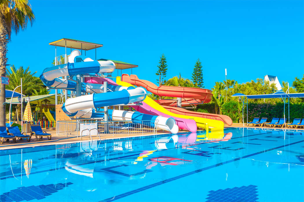 Caretta Beach Hotel - widok na basen i zjeżdżalnie