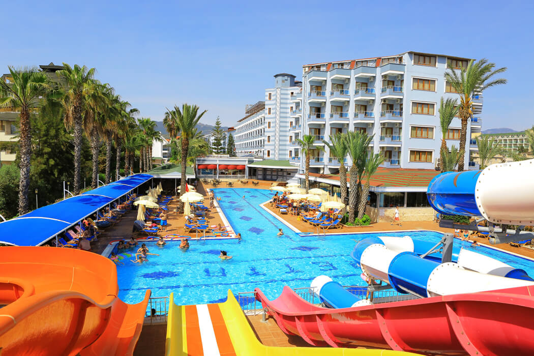 Hotel Caretta Beach - widok na baseny