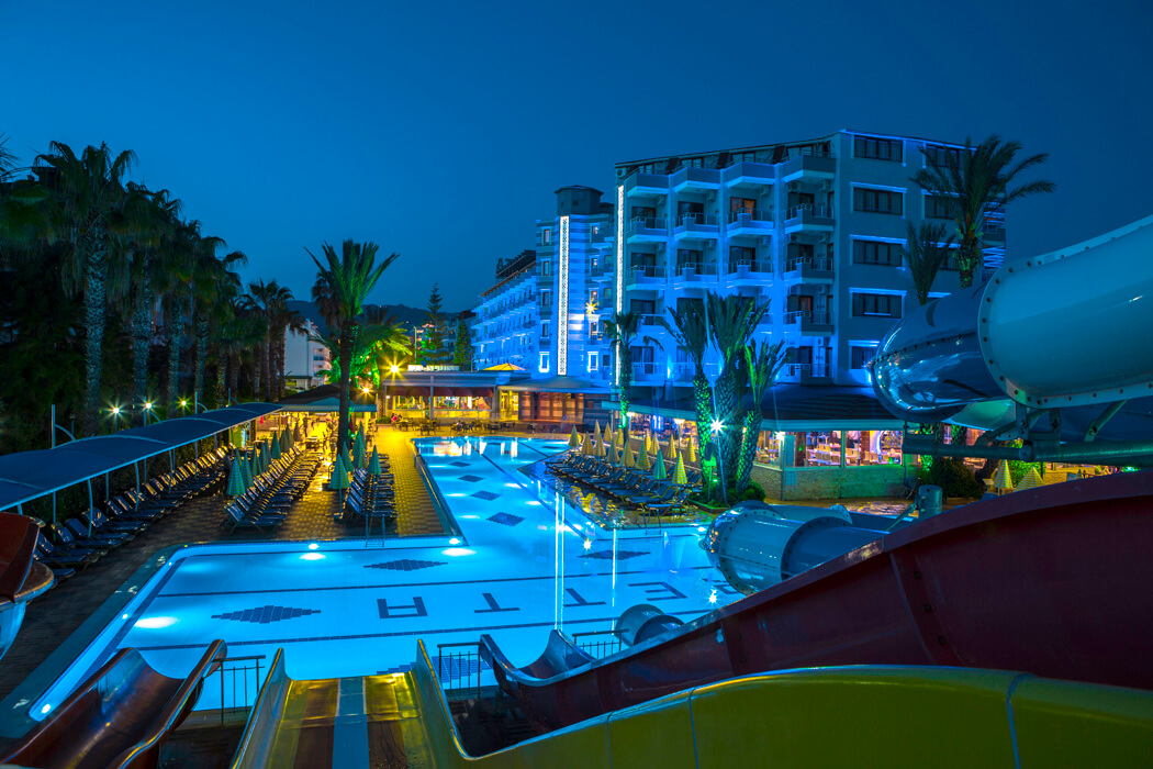 Hotel Caretta Beach - widok na hotel nocą