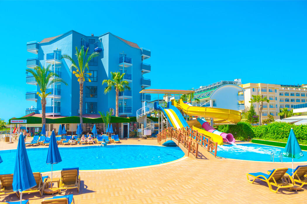 Caretta Relax Hotel - leżaki przy basenie