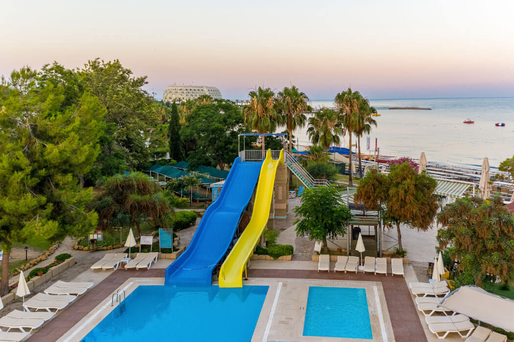 Hotel Armas Green Fugla Beach - widok na zjeżdżalnie i morze