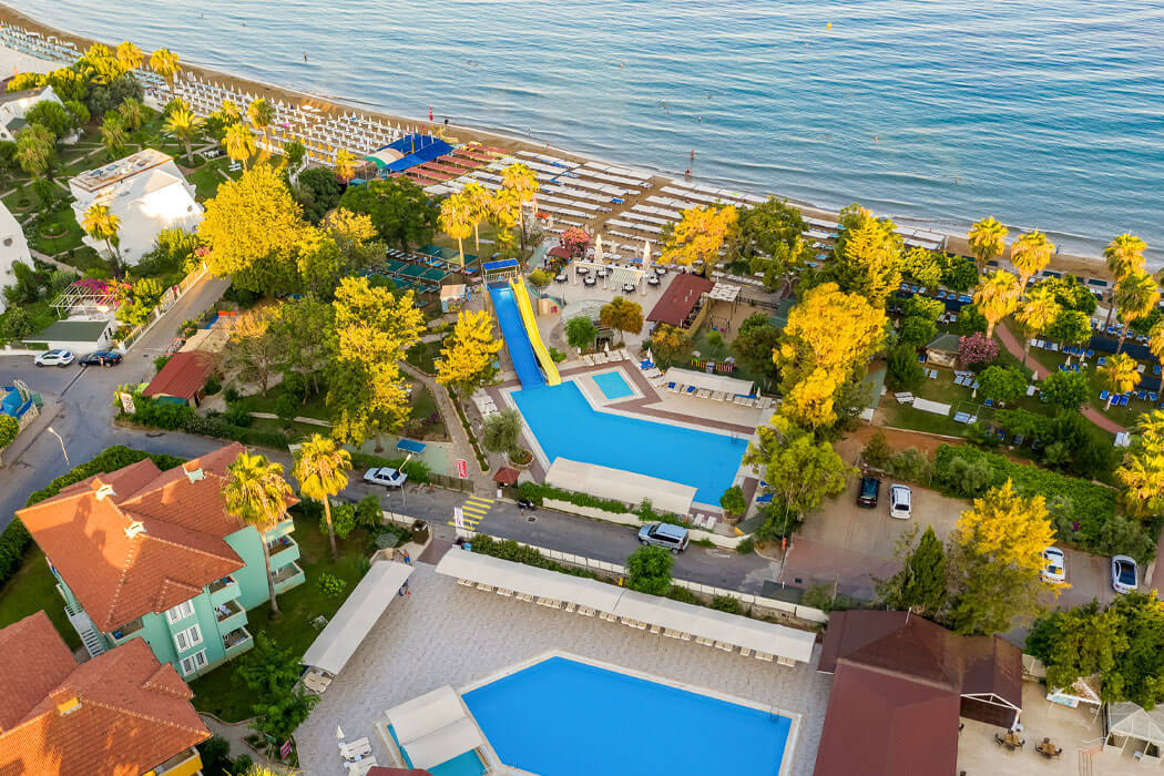 Hotel Armas Green Fugla Beach - widok z góry na baseny i na morze
