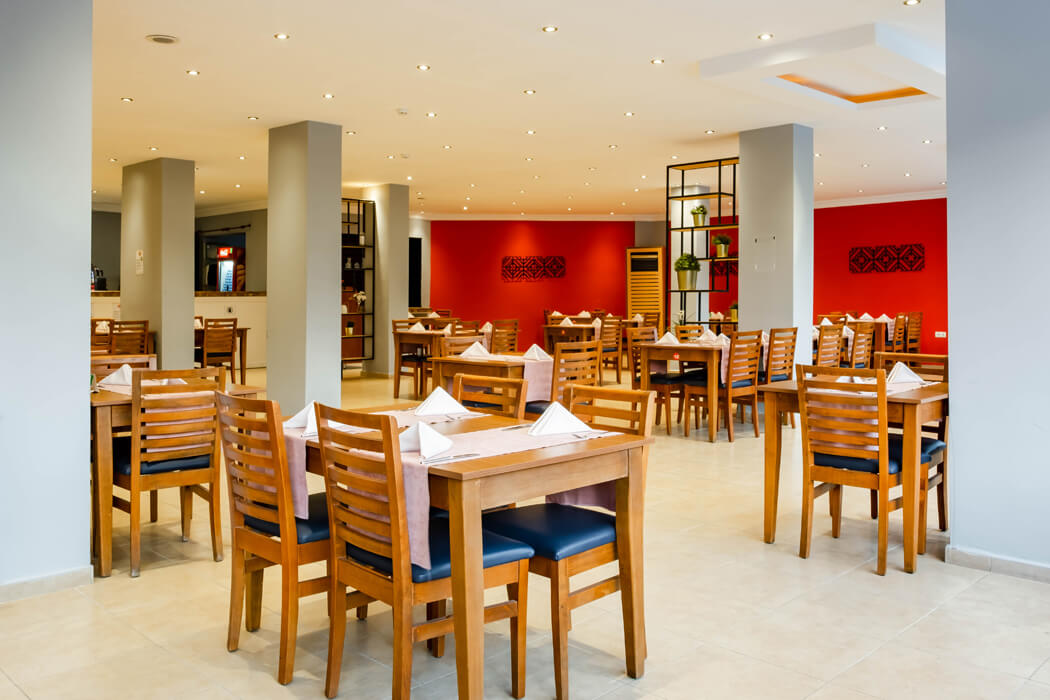 Simply Fine Hotel Alize - stoliki w restauracji