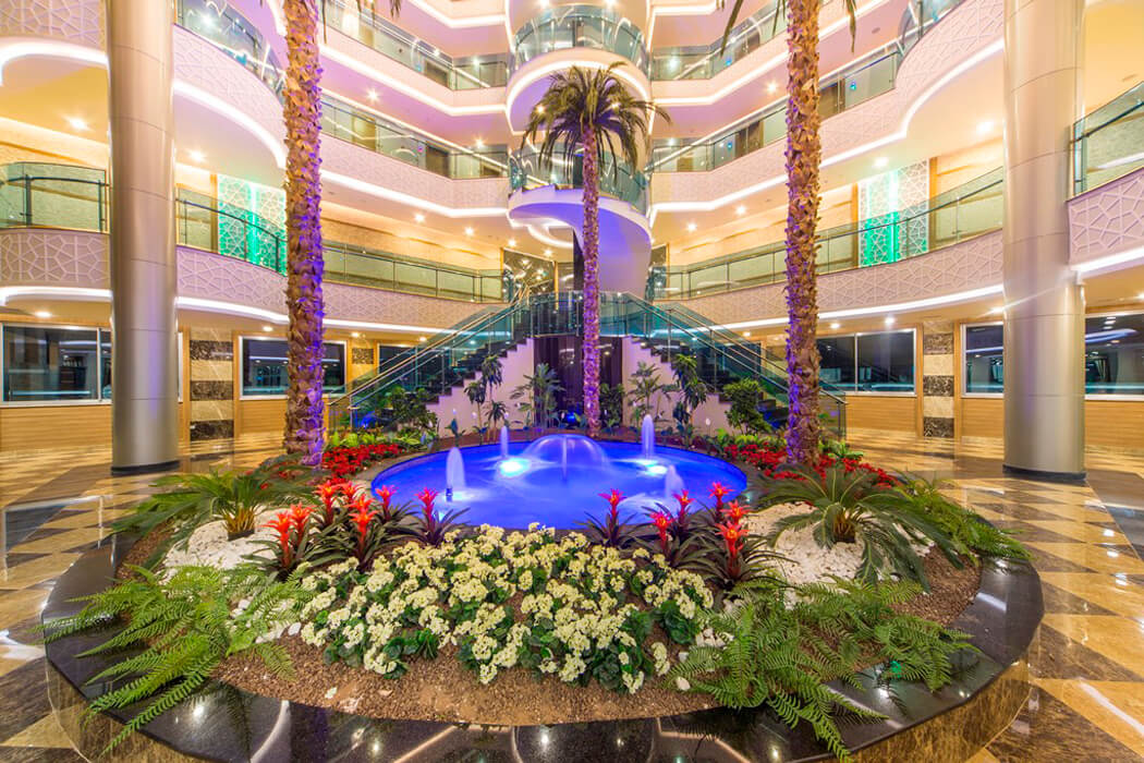 Lonicera World Resort Hotel - kwietnik w lobby