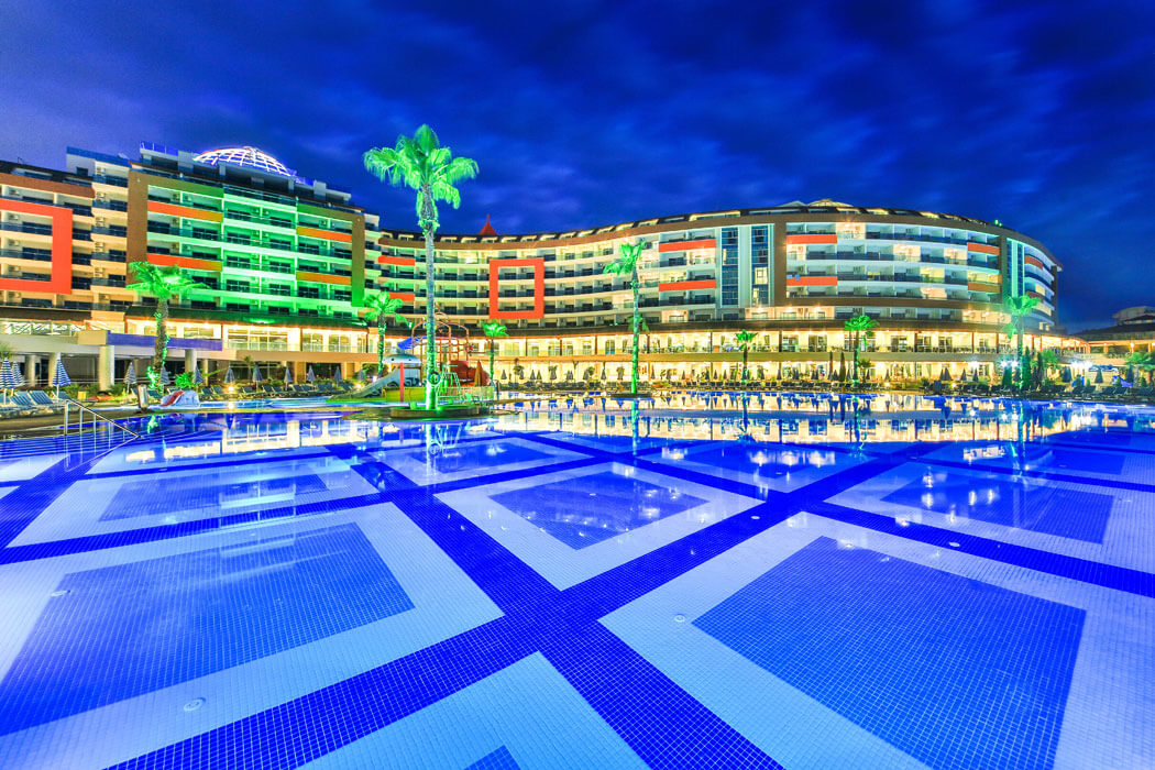 Lonicera World Resort Hotel - podświetlony basen