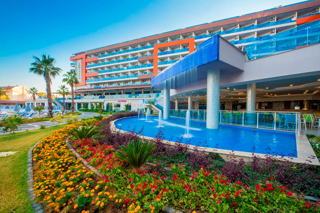 Lonicera World Resort Hotel - przed hotelem
