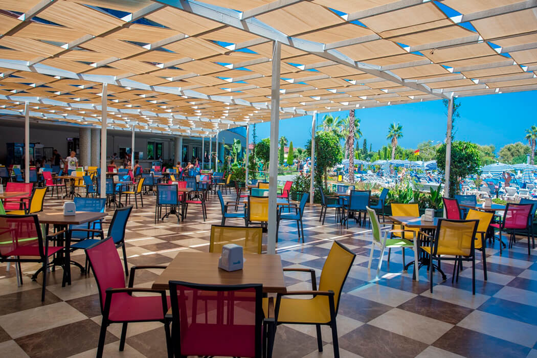 Lonicera World Resort Hotel - restauracja przy plaży