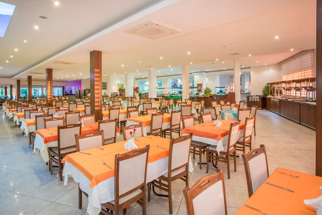 Lonicera World Resort Hotel - stoliki w restauracji
