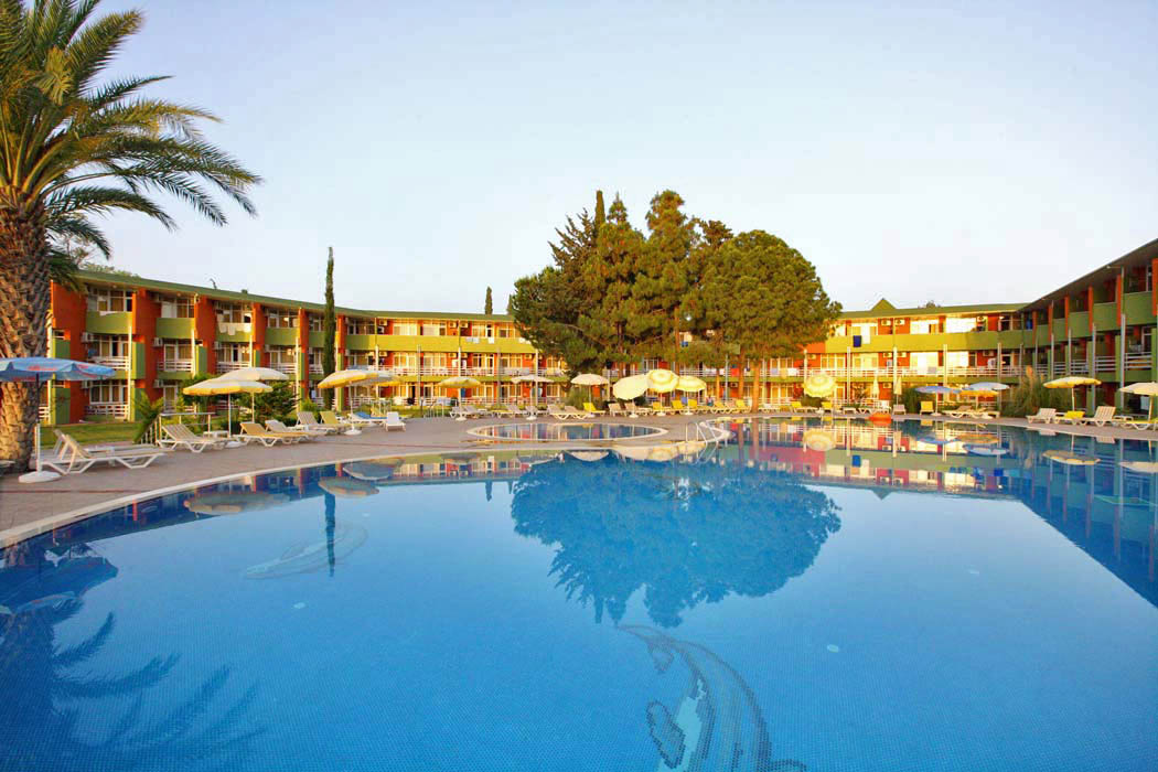 Lonicera World Resort Hotel - widok na basen i hotel
