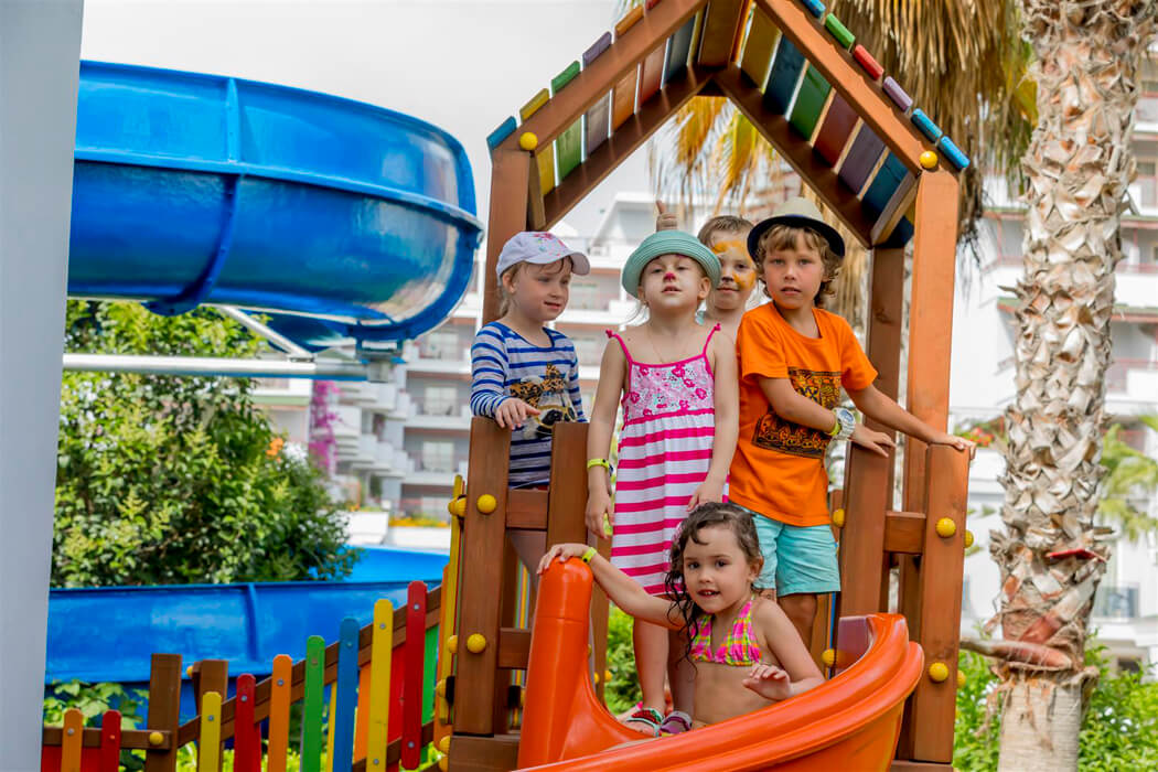 Hotel Holiday Park Resort - dzieci na placu zabaw